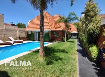 Casa de 6 ambientes, Mar del Plata · Chalet en Los Troncos: 6 Ambientes con Pileta y Quincho
