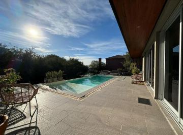 Casa · 400m² · 8 Ambientes · 2 Cocheras · Venta de Casa en Estancia Q2, Mendiolaza, Fondo Norte con Pileta