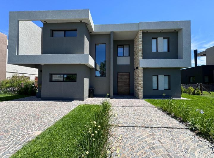 Casa · 280m² · 6 Ambientes · 4 Cocheras