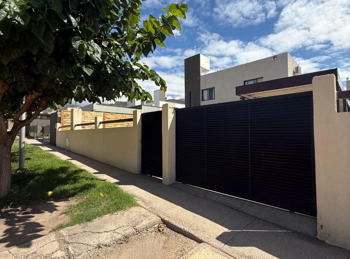 Casa · 190m² · 10 Ambientes · 2 Cocheras