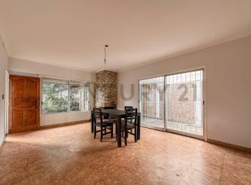 Casa · 176m² · 5 Ambientes · 2 Cocheras · Casa en Venta en Gonnet Entre Caminos