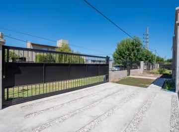 Casa · 112m² · 3 Ambientes · 2 Cocheras · Venta – Casa 2 Dorm. con Jardín y Cochera en Acequias Roldan.