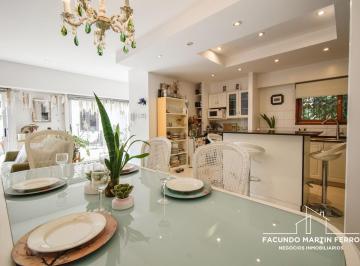 Casa · 137m² · 4 Ambientes · 1 Cochera · Casa Chalet en Venta en Turdera, Lomas de Zamora, G. B. a. Zona Sur