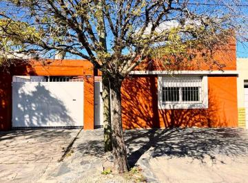 Casa · 200m² · 6 Ambientes · 1 Cochera · Casa en Venta de 3 Dorm. en Los Hornos