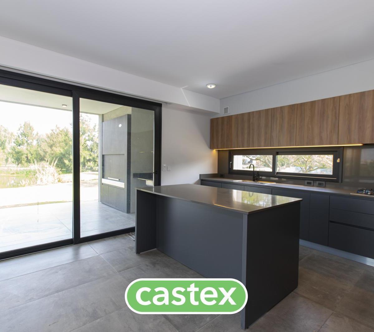Casa en Venta en El Canton  con Laguna al Frente y al Fondo
