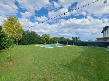 Espacio parquizado. · Venta Casa 2 Dorm. con Parque y Piscina. Las Acequias, Roldán.