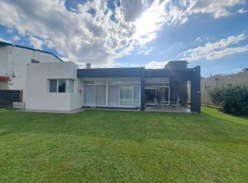 Contrafrente. · Venta Casa 2 Dorm. con Parque y Piscina. Las Acequias, Roldán.