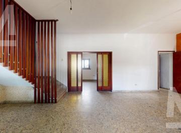 Casa · 190m² · 4 Ambientes · 1 Cochera · Casa con Local en Venta