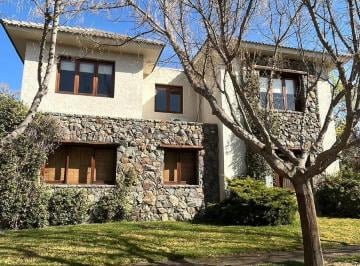 Casa · 558m² · 4 Dormitorios · 2 Cocheras · Casa en B° Rincón de Chacras