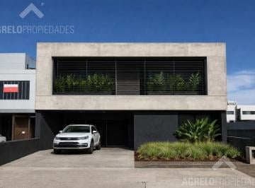Casa · 250m² · 4 Ambientes · 2 Cocheras · Casa en La Luisita