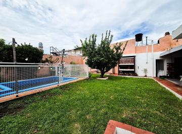Casa · 185m² · 4 Ambientes · 2 Cocheras · Casa de 3 Dorm. con Jardin, Pileta, Parrillero y 2 Cocheras