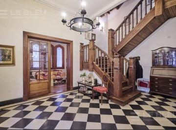 Casa · 335m² · 6 Ambientes · Residenci Neogótica Tudor de 3 Plantas con Terraza y Quincho Arquitectura Única y Detalles en Piedra