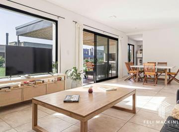 Casa de 5 ambientes, Pilar · Casa en Venta en Santo Tomás