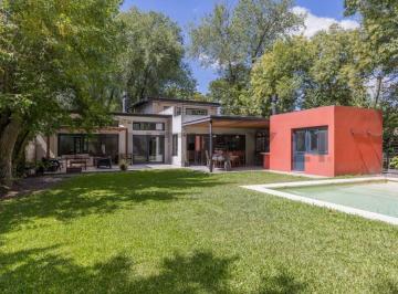 Casa · 284m² · 4 Ambientes · 2 Cocheras · Venta Casa en Lote de 1.283 m² con Pileta y Gran Jardín | Sin Expensas | a m de Panamericana –