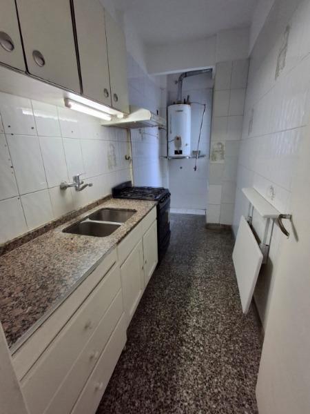 Departamento de 3 ambientes cuenta con cocina, comedor, 2 habitaciones con posibilidad de una tercera, posee dos balcones y 2 baños