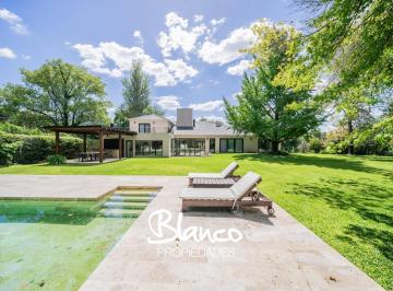 Casa · 447m² · 8 Ambientes · 3 Cocheras · Casa en Venta en Highland Park Cc, Pilar, G. B. a. Zona Norte