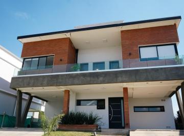 Casa · 230m² · 7 Ambientes · 2 Cocheras · Casa · 7 Ambientes · Country The Point