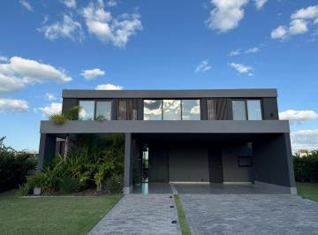 Casa · 253m² · 6 Ambientes · 4 Cocheras · Casa en Venta Tres Suites en Marinas Al Lago Puertos