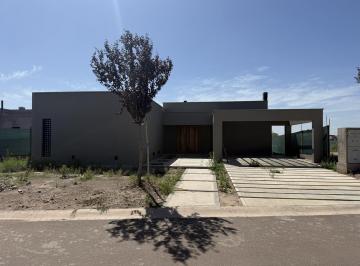 Casa · 240m² · 8 Ambientes · 2 Cocheras · Casa en Chacras de Coria