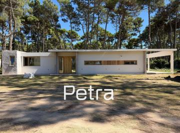 Casa · 165m² · 4 Ambientes · 1 Cochera · Casa en Venta en Pinamar, Barrio Álamos