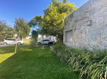 Casa en venta de 2 plantas con jardín y entorno verde – cul de sacUbicación priv · Venta - Casa en San Matias Area 3
