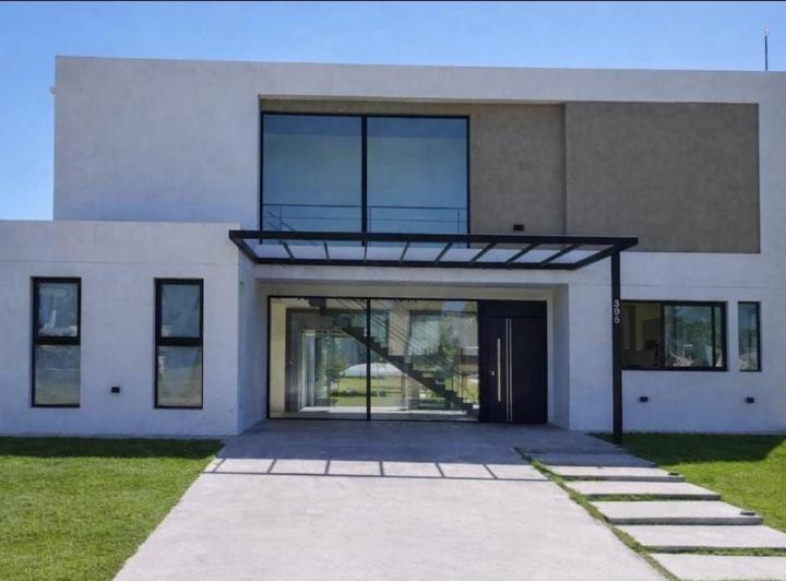 Casa · 200m² · 5 Ambientes · 2 Cocheras