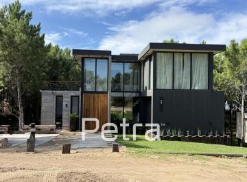 Casa · 307m² · 10 Ambientes · 1 Cochera · Casa en Venta en Costa Esmeralda