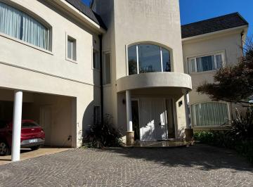 Casa · 367m² · 5 Ambientes · 2 Cocheras · Venta Lote Central, 4 Habitaciones, Piscina. Apto Crédito. Precio de Cierre! Fincas de Iraola