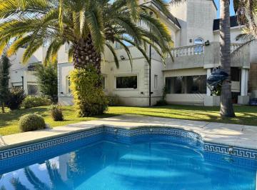 Casa · 367m² · 5 Ambientes · 2 Cocheras · Venta Lote Central, 4 Habitaciones, Piscina. Apto Crédito. Precio de Cierre! Fincas de Iraola