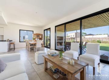 Casa de 5 ambientes, Pilar · Casa con 4 Dorm. y 446 m² en Venta en Santo Tomás, Pilar