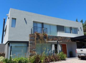 Casa · 205m² · 5 Ambientes · 2 Cocheras · Hermosa Casa en Los Naranjos