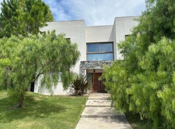 Casa · 252m² · 5 Ambientes · 1 Cochera · Casa en Venta en San Sebastian, Escobar, G. B. a. Zona Norte