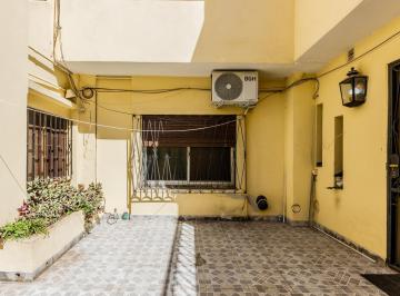 Casa · 218m² · 5 Ambientes · Casa Multifamiliar en Venta de 6 Ambientes con Patio, Terraza y Quincho con Parrilla