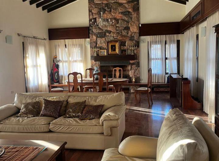 Casa · 801m² · 7 Ambientes · 4 Cocheras