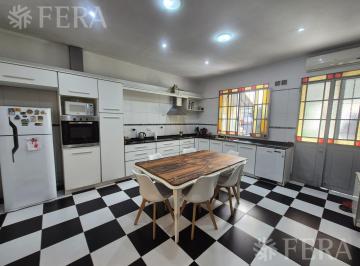 Casa · 107m² · 4 Ambientes · 1 Cochera · Venta Casa 4 Ambientes con Piscina, Patio y Parrilla en Villa Dominico