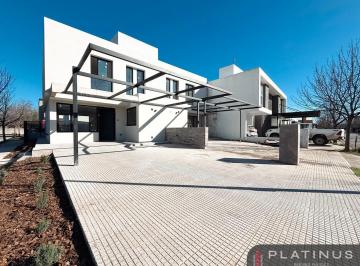 Casa · 155m² · 5 Ambientes · 2 Cocheras · Duplex en Venta de Greenville II, 3 Dorm. con Cochera, Entrega Dic/2026