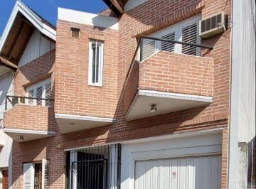 Casa · 194m² · 5 Ambientes · 1 Cochera · Casa en Lanús Este