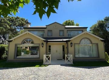 Casa · 834m² · 5 Ambientes · 4 Cocheras · Casa Barrio Privado en Saint Thomas, Canning