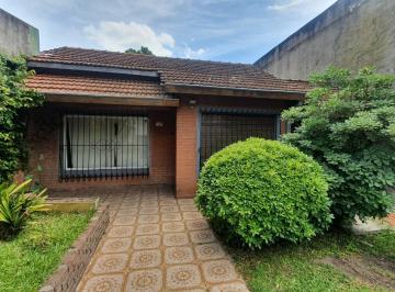 Casa · 123m² · 3 Ambientes · 3 Cocheras · Venta Casa con Jardín en Lote Propio – Villa Bosch