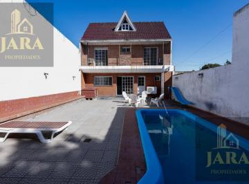 Casa · 210m² · 5 Ambientes · 1 Cochera · Casa en Wilde