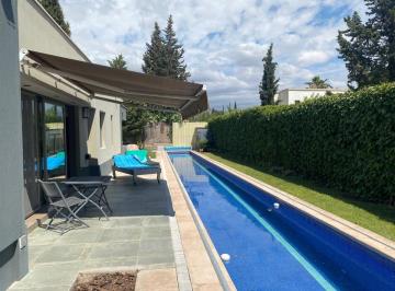 Casa de 6 ambientes, Carrodilla · Venta Esplendida Casa en Barrio P. El Marquesado