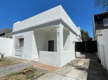 Casa de 3 ambientes, Morón · Casa Estilo Americana en Alquiler, en Muy Buen Estado General y Lista Para Habitar.