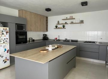 Casa · 191m² · 5 Ambientes · 2 Cocheras · Casa en Venta en Tejas 4 – 3 Dorm. – Pileta – Cochera Doble