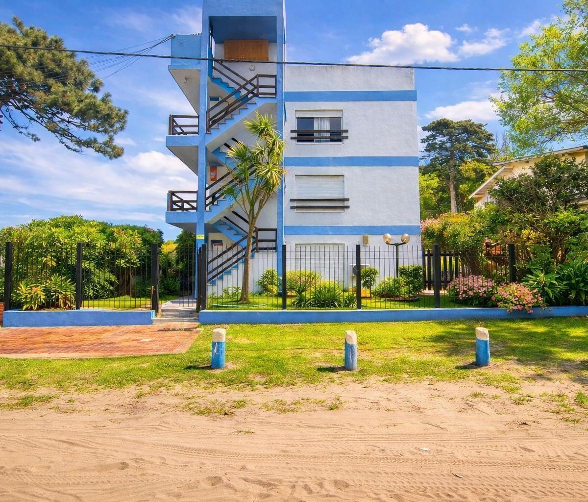 Venta Villa Gesell- Departamento Amueblado de dos Dormitorios con Estacionamiento - Paseo 124 E/ 1 Y 2