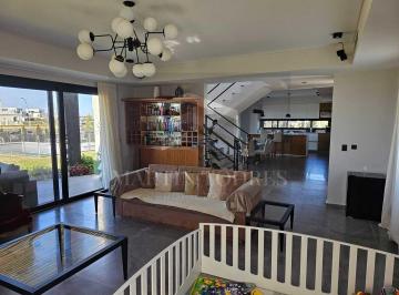 Casa · 295m² · 5 Ambientes · 6 Cocheras · Casa en Venta en Costas, Puertos, Escobar