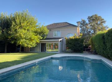 Casa de 5 ambientes, Berazategui · Casa en Venta en Abril Club de Campo