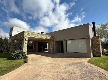 Casa · 220m² · 4 Ambientes · 1 Cochera · Casa en Barrio Privado Rumenco