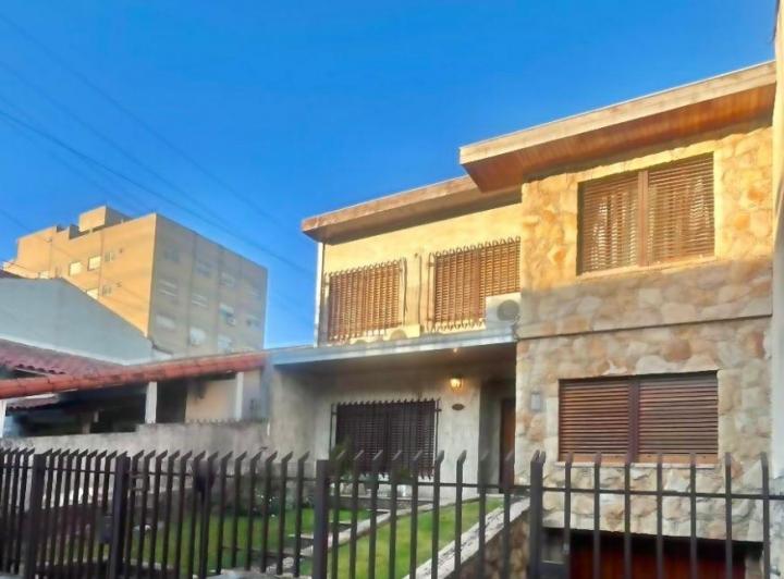 Casa · 250m² · 6 Ambientes · 2 Cocheras