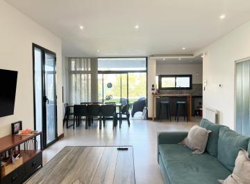 Casa · 135m² · 4 Ambientes · 2 Cocheras · Casa en Venta / 3 Dorm. - 488 E/ 133 y 134 de J. Gorina
