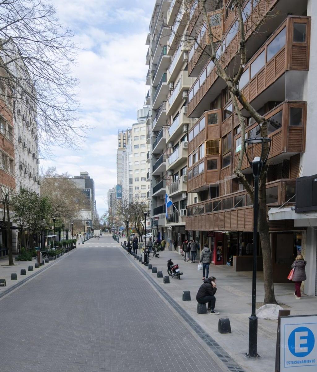 San Martín entre Hipólito Yrigoyen y La Rioja - Mar del Plata. Exclusivo semipiso de 5ambientes de 136 m totales, ubicado en quinto piso a la calle, con balcón saliente y vereda de sol, en pleno centr
